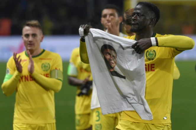 Le défenseur guinéen de Nantes Abdoulaye Touré (d) présente un t-shirt à l'effigie d'Emiliano Sala lors du match de Ligue 1 contre Saint-Etienne, le 30 janvier 2019 à Nantes