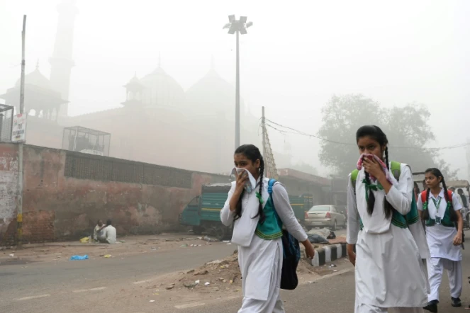 Des écolières couvrent leurs visages pour se protéger de la pollution, le 8 novembre 2017 à New Delhi, en Inde