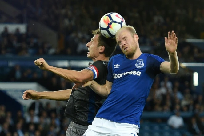 L'international néerlandais d'Everton Davy Klaassen (à dr.) aux prises avec le défenseur croate du Hajduk Split lors du match d'Europa League, à Liverpool, le 17 août 2017 