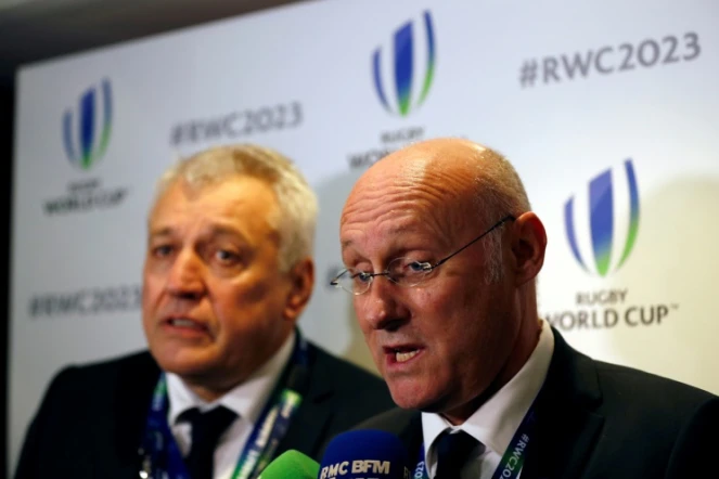 Le président de la Fédération française de rugby (FFR), Bernard Laporte (D), et l'ancien directeur général de la Coupe du monde 2023, Claude Atcher (G), à Londres le 15 novembre 2017