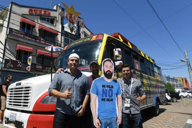 Des supporters mexicains devant leur car "La Benedicion", avec leur camarade en carton "Javier"  à Rostov-sur-leDon, en Russie, le 22 juin 2018  