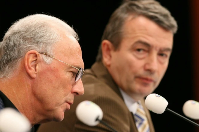 Franz Beckenbauer (à gauche), alors président du comité d'organisation du Mondial-2006, le 7 décembre 2005 à Leipzig