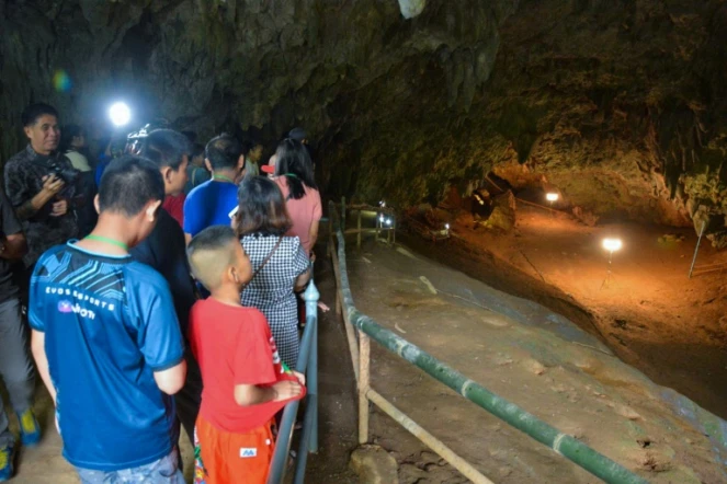 Des visiteurs dans la grotte de Thamluang, rouverte au public, le 1er novembre 2019 en Thaïlande