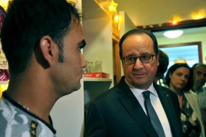 François Hollande avec un Afghan lors d'une visite dans un centre d'accueil et d'orientation (CAO) des migrants le 24 septembre 2016 à Tours