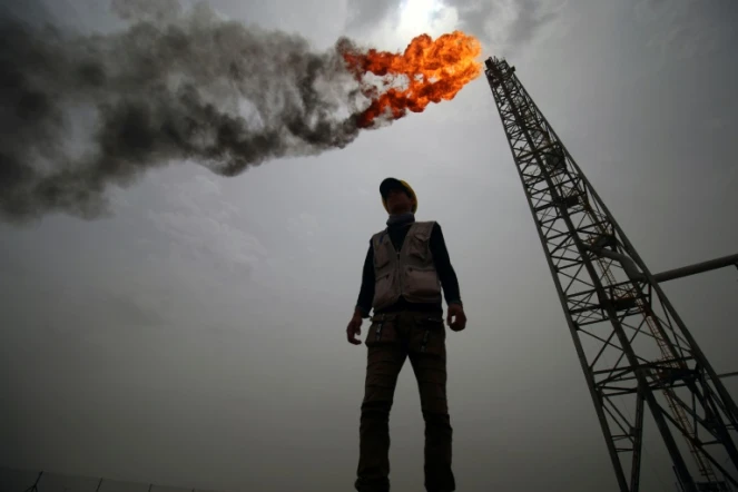 Un employé se tient devant une installation du champ pétrolier et gazier de Zoubeir, dans la province de Bassora (sud de l'Irak), le 9 mai 2018
