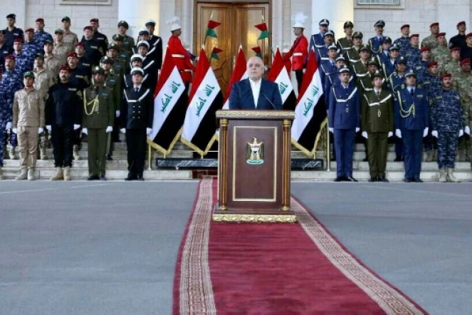 Une photo fournie par le bureau du Premier ministre irakien Haider al-Abadi montre ce dernier prononçant un discours pour annoncer la victoire militaire contre le groupe jihadiste Etat islamique (EI), le 9 décembre 2017