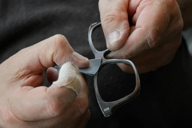 Finition d'une paire de lunettes dans les ateliers de Gold & Wood à Hosingen au Luxembourg, le 15 février 2020