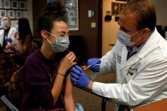 Maelani Ben-Ezra, 12 ans, reçoit une dose du vaccin de Pfizer/BioNTech contre le Covid-19 à Bloomfield Hills dans le Michigan aux Etats-Unis, le 13 mai 2021 