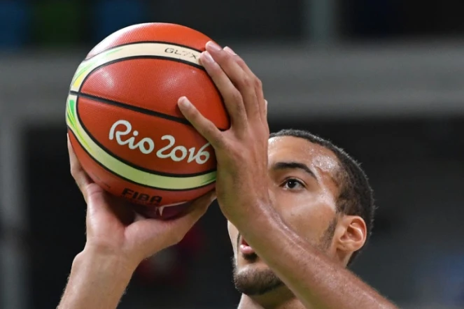 Le joueur de basket français Rudy Gobert marque un panier le 8 août 2016 à Rio de Janeiro durant les Jeux Olympiques