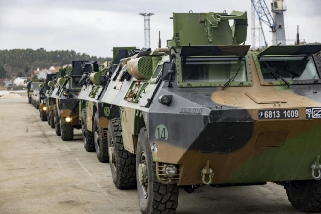 Des véhicules blindés de la force de réaction rapide de l'OTAN arrivent à Borg Havn à Fredrikstad, en Norvège, le 10 mars 2022