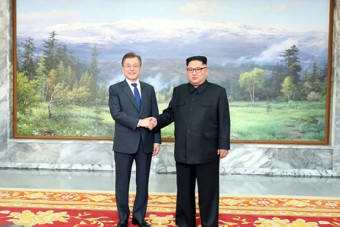 Photo fournie par la présidence sud-coréenne le 26 mai 2018 du président sud-coréen Moon Jae-in (g) et du leader nord-coréen Kim Jong Un lors d'une rencontre dans la zone démilitarisée à Panmunjom
