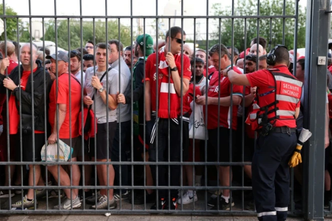 Des supporters de Liverpool attendent à l'extérieur du stade lors de la finale de la Ligue des champions de l'UEFA entre Liverpool et le Real Madrid au Stade de France à Saint-Denis, au nord de Paris, le 28 mai 2022