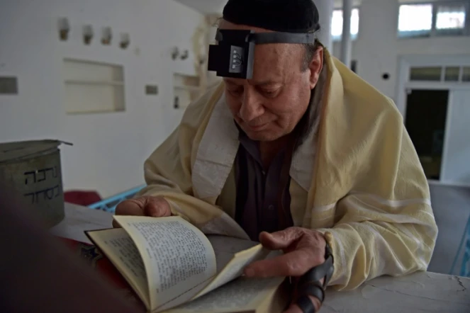 Dans cette photo prise le 5 avril 2021, Zebulon Simentov, le dernier juif d&rsquo;Afghanistan, regarde le texte sacré de la Torah dans une synagogue située dans un vieil immeuble de Kaboul. Pendant des décennies, il a refusé de quitter le pays. Mais inquiet d&rsquo;un possible retour des talibans, il est maintenant prêt à en partir