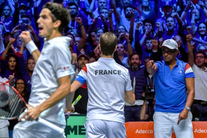 Le double victorieux: Pierre-Hugues Herbert et Richard Gasquet avec leur capitaine Yannick Noah, le 25 novembre 2017 à Villeneuve-d'Ascq lors de la finale de la Coupe Davis France-Belgique