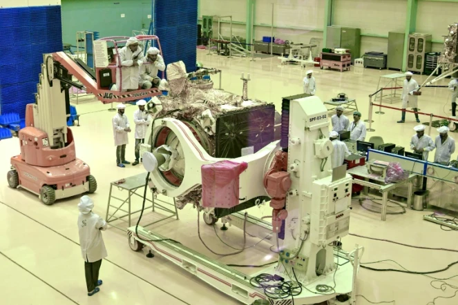 Des ingénieurs et scientifiques travaillent sur des éléments de la mission lunaire Chandrayaan-2, le 12 juin 2019 à Bangalore, en Inde