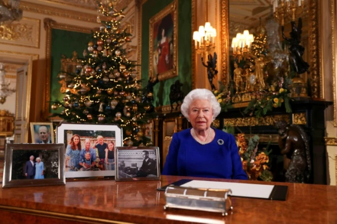 Cette photo publiée le 24 décembre 2019 montre la reine Elizabeth II posant après avoir enregistré son message annuel de Noël, au château de Windsor, à l'ouest de Londres