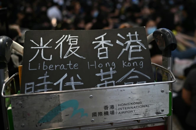 "Libérez Hong Kong", peut-on lire sur une pancarte placée sur un chariot à bagages à l'aéroport de Hong Kong, où des manifestants prodémocratie ont entamé un sit-in le 9 août 2019