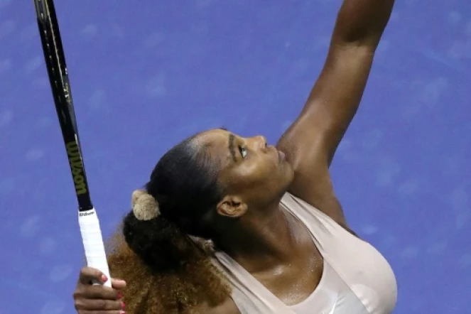 L'Américaine Serena Williams au service, lors de l'US Open à New York, le 3 septembre 2020