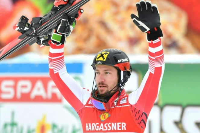 L'Autrichien Marcel Hirscher bras levés dans l'aire d'arrivée après avoir remporté le slalom de Saalbach en Autriche, le 20 décembre 2018