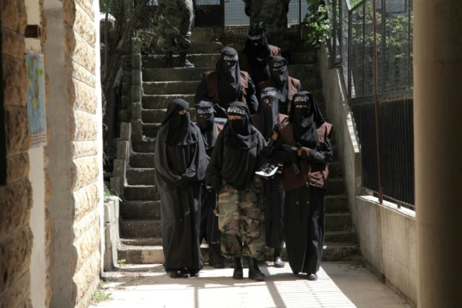 Photographie fournie par le groupe MBC (Middle East Broadcasting Center), montrant le tournage de la série "Corbeaux noirs", plongée dans l'univers violent et cruel des femmes jihadistes de Daech, dans les studios de MBC au Liban le 30 mars 2016