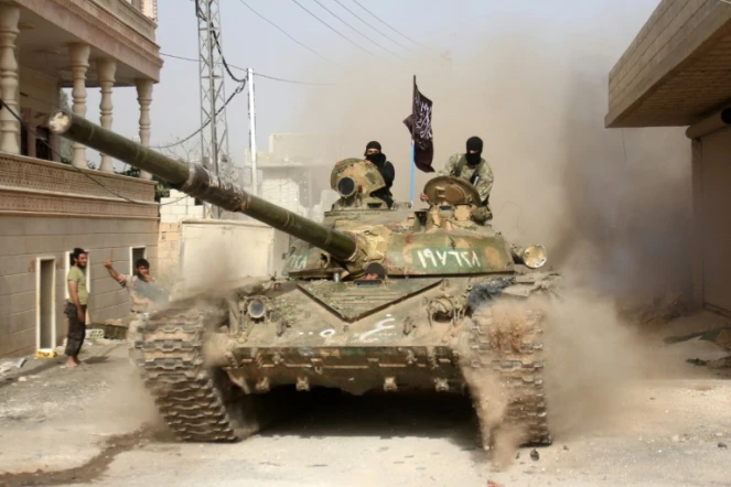 Des combattants islamistes affiliés à Al-Qaïda entrent dans Ariha, une ville de la province d'Idleb, le 28 mai 2015