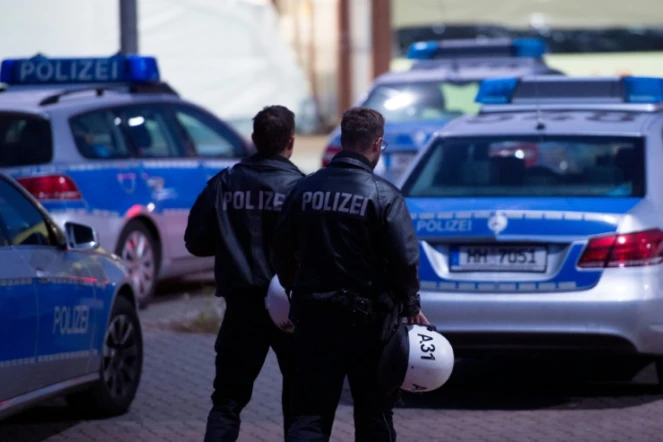 Des policiers devant le centre d'enregistrement des réfugiés à Hambourg en Allemagne, le 1er octobre 2015