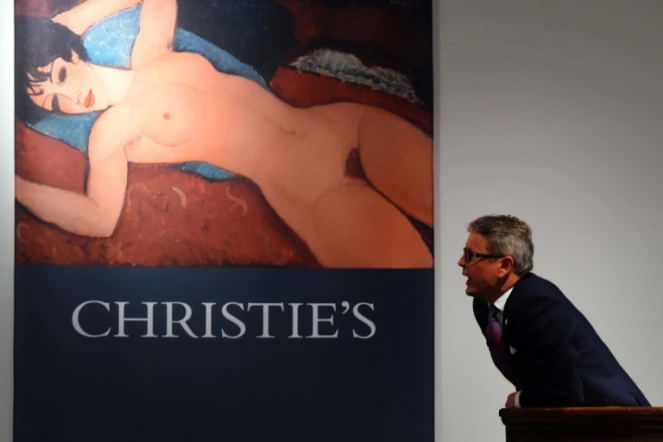 Le commissaire priseur Jussi Pylkkanen mène les enchères pour le tableau de Modigliani "Nu couché" chez Christies à New York, le 9 novembre 2015