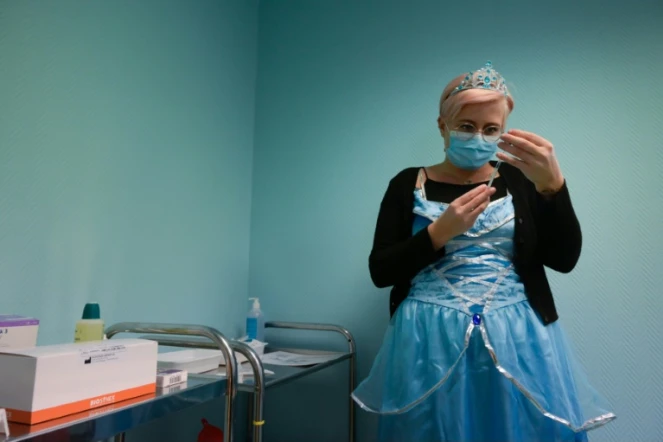 Une docteure vêtue d'un costume de princesse prépare une dose du vaccin Pfizer/BioNTech contre le Covid 19, à Strasbourg (France), le 22 décembre 2021