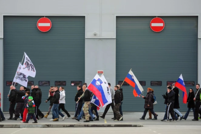 Des manifestants protestent le 20 février 2016 contre l'installation d'un centre pour migrants, à Sencur, à 25 km de Ljubljana