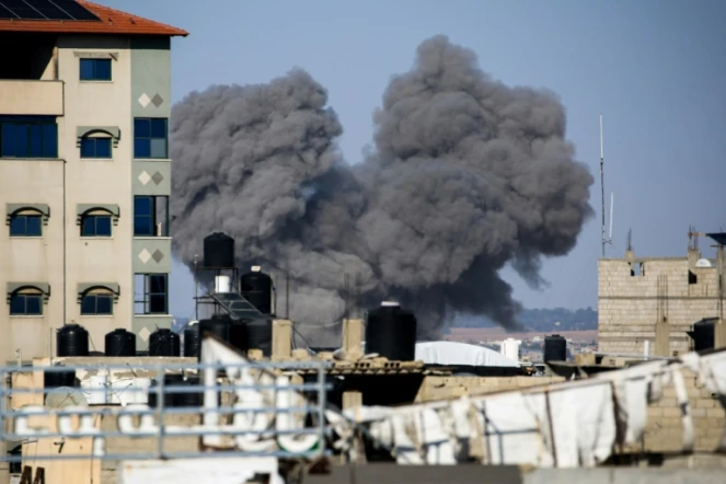 De la fumée s'échappe après des frappes israéliennes sur Rafah, au sud de la bande de Gaza, le 7 mai 2024