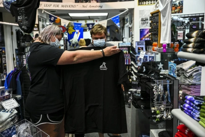 Des touristes dans un magasin dédié à l'espace près du centre spatial Kennedy en Floride, le 27 août 2022