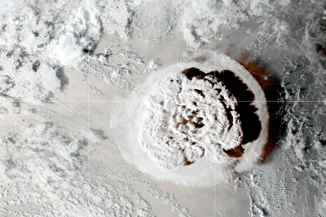 Image satellite de l'éruption du volcan Hunga-Tonga-Hunga-Haa'pai aux Tonga , le 15 janvier 2022