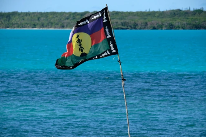 Le drapeau indépendantiste Kanak s'agitant dans le vent sur la baie de Saint-Maurice, en Nouvelle-Calédonie le 17 mai 2021