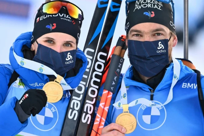Les Français Julia Simon et Antonin Guigonnat posent avec leurs médailles d'or après avoir remporté l'épreuve du relais mixte simple aux Championnats du monde de biathlon, le 18 février 2021 à Pokljuka (Slovénie)