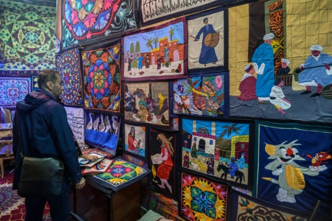 Un homme contemple des khayamiya égyptiens (patchworks) dans une boutique du Caire, le 18 décembre 2018