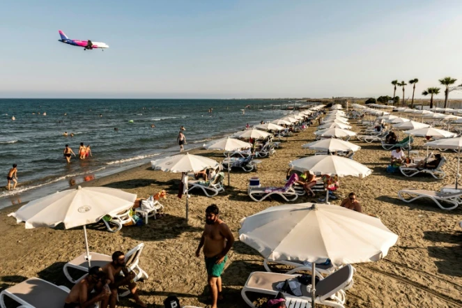 Un Airbus de la compagnie Wizz Air, en approche d'atterrissage, survole la plage de Larcana, le 1er août 2020 à Chypre