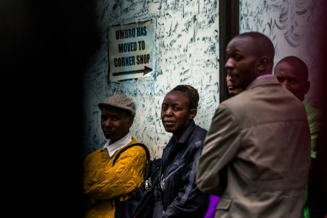 Des habitants de Harare regardent les forces de l'ordre prendre position, le 16 novembre 2017, alors que le pays est en pleine ébullition 