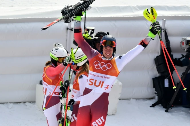 Le Suisse Ramon Zenhaeusern fou de joie après la victoire de son équipe en slalom parallèle des JO de Pyeongchang le 24 février 2018 