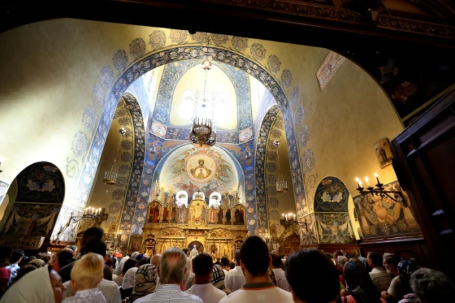 Des fidèles assistent à une messe célébrée à l'intention des victimes de l'attentat de Nice, le 17 juillet 2016 dans la cathédrale orthodoxe Saint-Nicolas de la ville