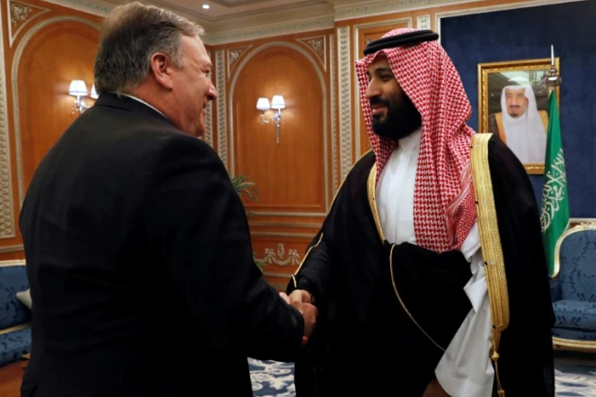Le secrétaire d'Etat américain Mike Pompeo (G) serre la main au prince héritier saoudien Mohammed ben Salmane à Ryad, le 16 octobre 2018
