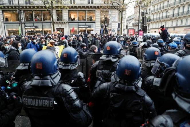 Des gendarmes mobiles en position entre les CRS et les manifestants anti-proposition de loi Sécurité globale, le 12 décembre 2020 à Paris