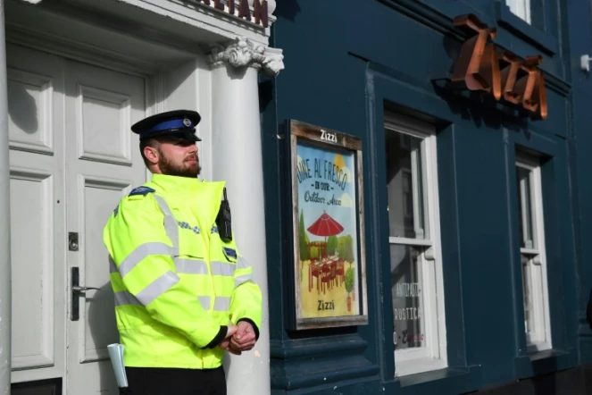 Un policier britannique monte la garde le 6 mars 2018 devant un restaurant de la chaîne Zizzi à Salisbury, fermé en lien avec un mystérieux empoisonnement présumé d'un ex-espion russe