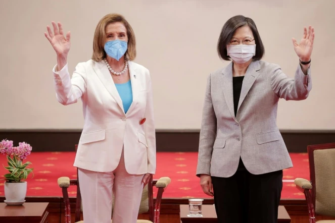 La N.3 américaine Nancy Pelosi (g) et la présidente taïwanaise Tsai Ing-wen à Taipei, le 3 août 2022