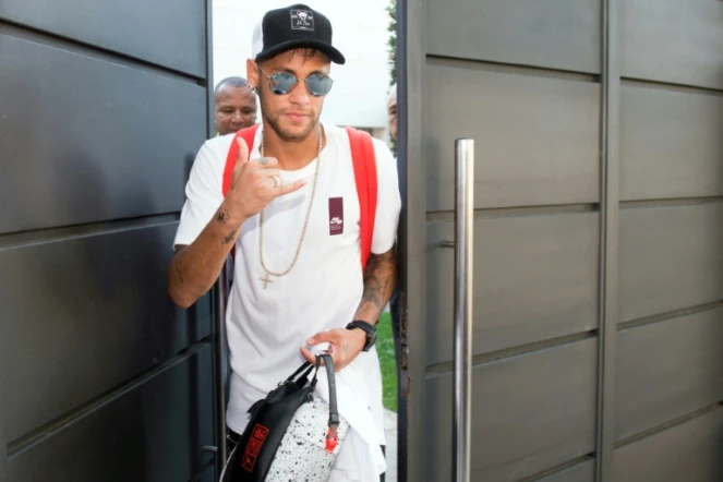 L'attaquant brésilien Neymar avec son père Neymar da Silva Santos Sr quittent leur domicile pour l'aéroport, à Barcelone, le 4 août 2017