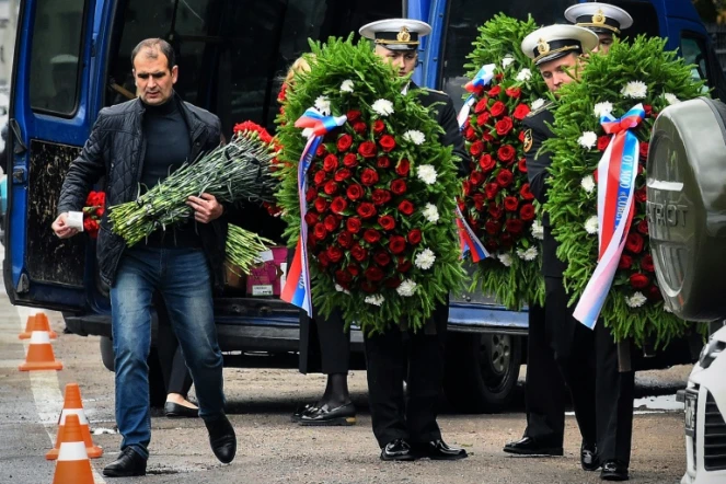 Des militaires de la Marine russe transportent des couronnes mortuaires avant les funérailles des 14 officiers tués dans l'incendie d'un petit sous-marin nucléaire, le 6 juillet 2019 à Pétersbourg
