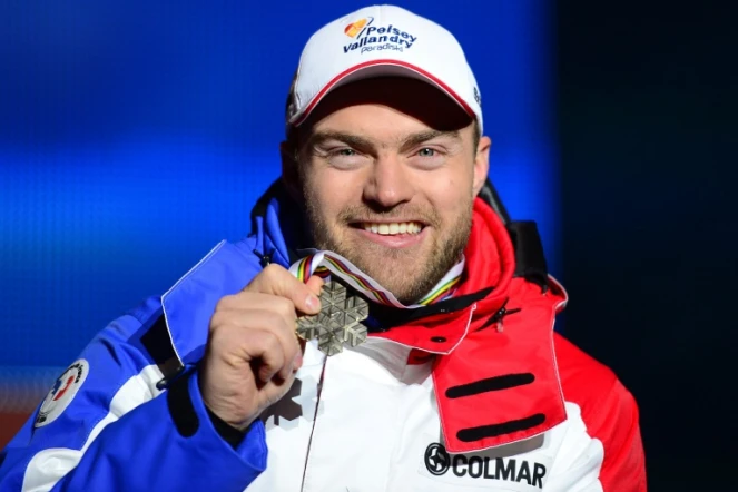 Le skieur français David Poisson pose avec sa médaille de bronze remportée à l'issue de la descente des Championnats du monde de Schladming, le 9 février 2013 