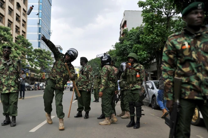 Des policiers chargent des manifestants avec du gaz lacrymogène à Nairobi le 13 octobre 2017