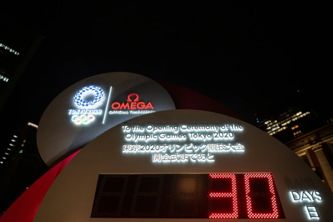 L'horloge du compte à rebours pour les jeux de Tokyo 2020 est lancée, le 22 juin 2021, à Tokyo au Japon près d'une gare de la capitalie nippone.
