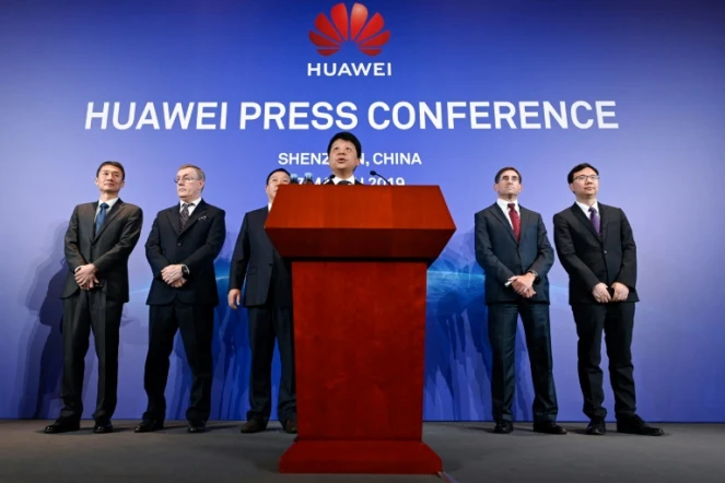 Guo Ping (c), l'un des présidents tournants du géant chinois des télécoms Huawei lors d'une conférence de presse à Shenzhen, le 7 mars 2019