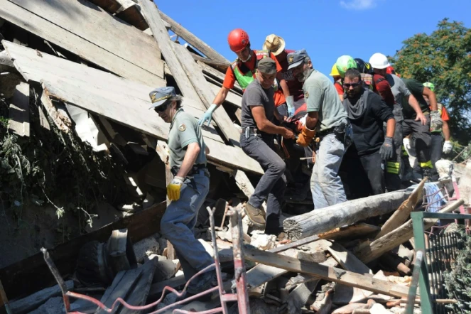 Des secouristes emportent les corps des victimes du séisme à Pescara del Tronto, le 24 août 2016
